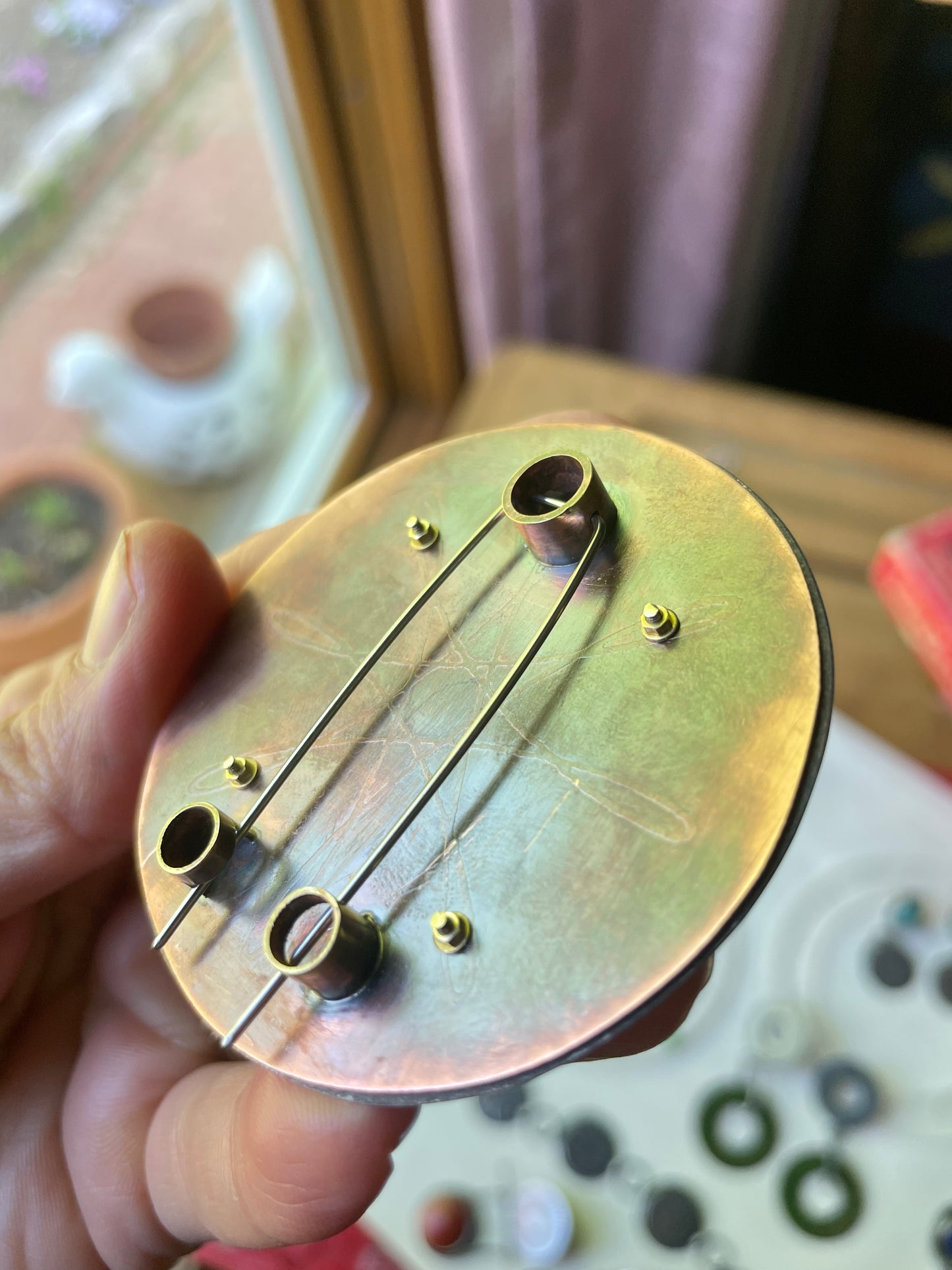 Spirograph brooch with screws